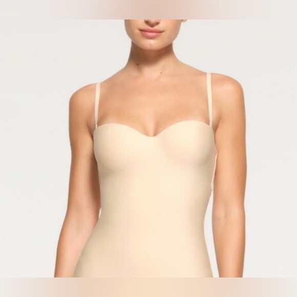 SKIMS molded underwire Bodysuit with Adjustable Straps, size XS sand - Picture 6 of 7